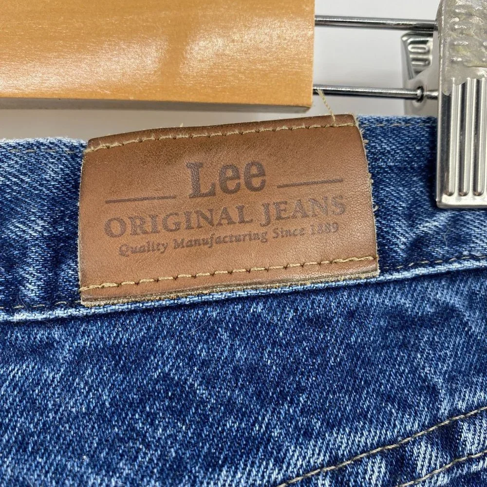 Lee Jeans features 	•